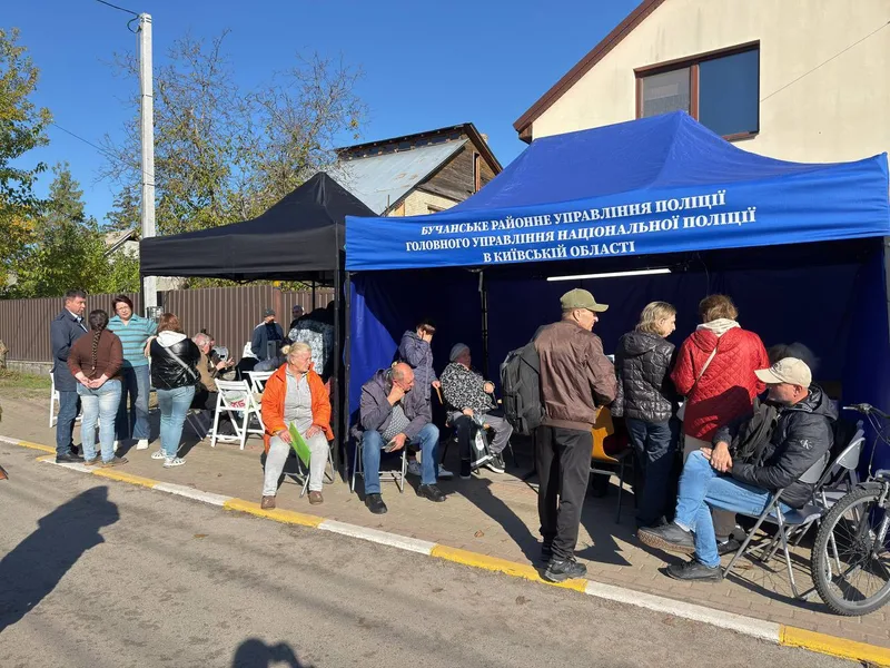 Відкрити фото на весь екран Намет поліції, яка фіксує пошкодження житла