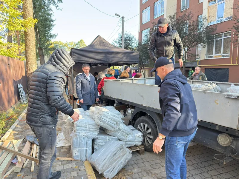 Відкрити фото на весь екран Розвантаження будівельних матеріалів