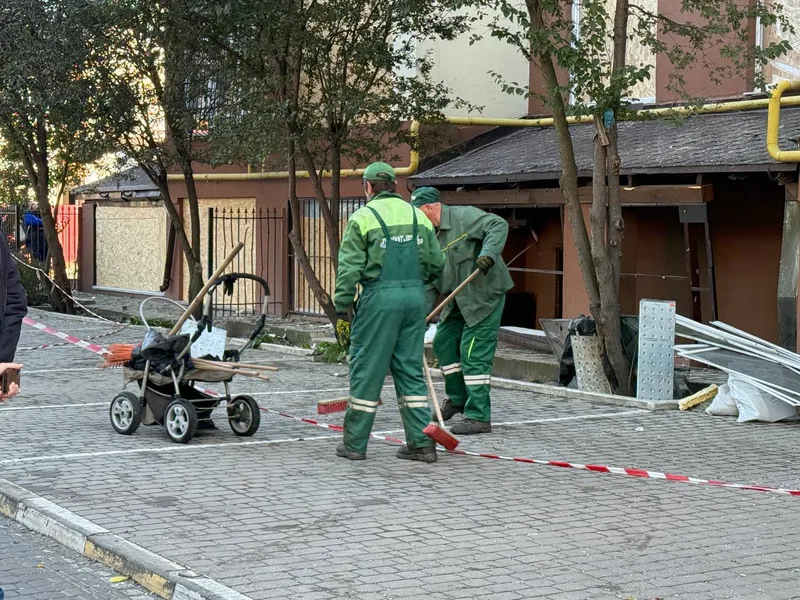 Відкрити фото на весь екран Комунальники прибирають уламки