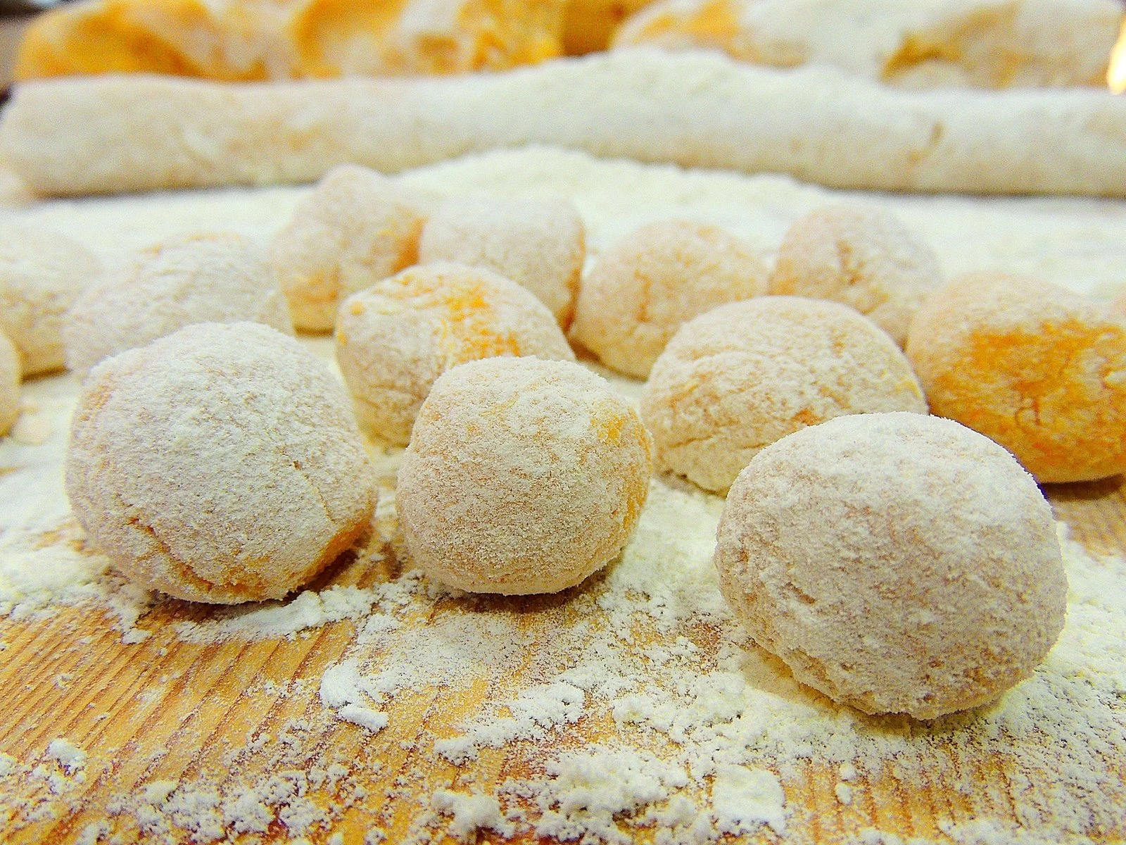 The gnocchi are rolled in flour