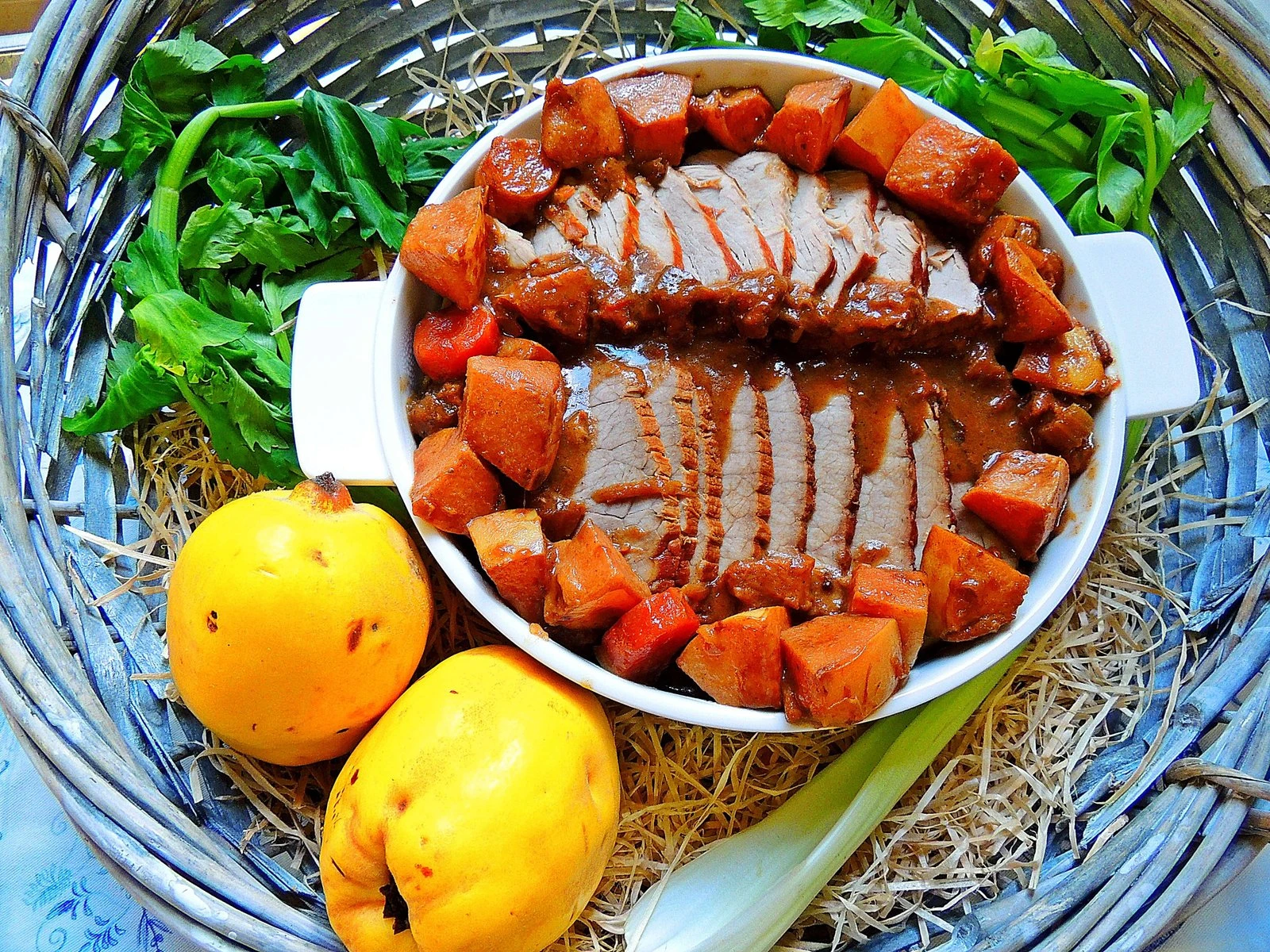 Свинина, нарізана тонкими скибками, із соусом