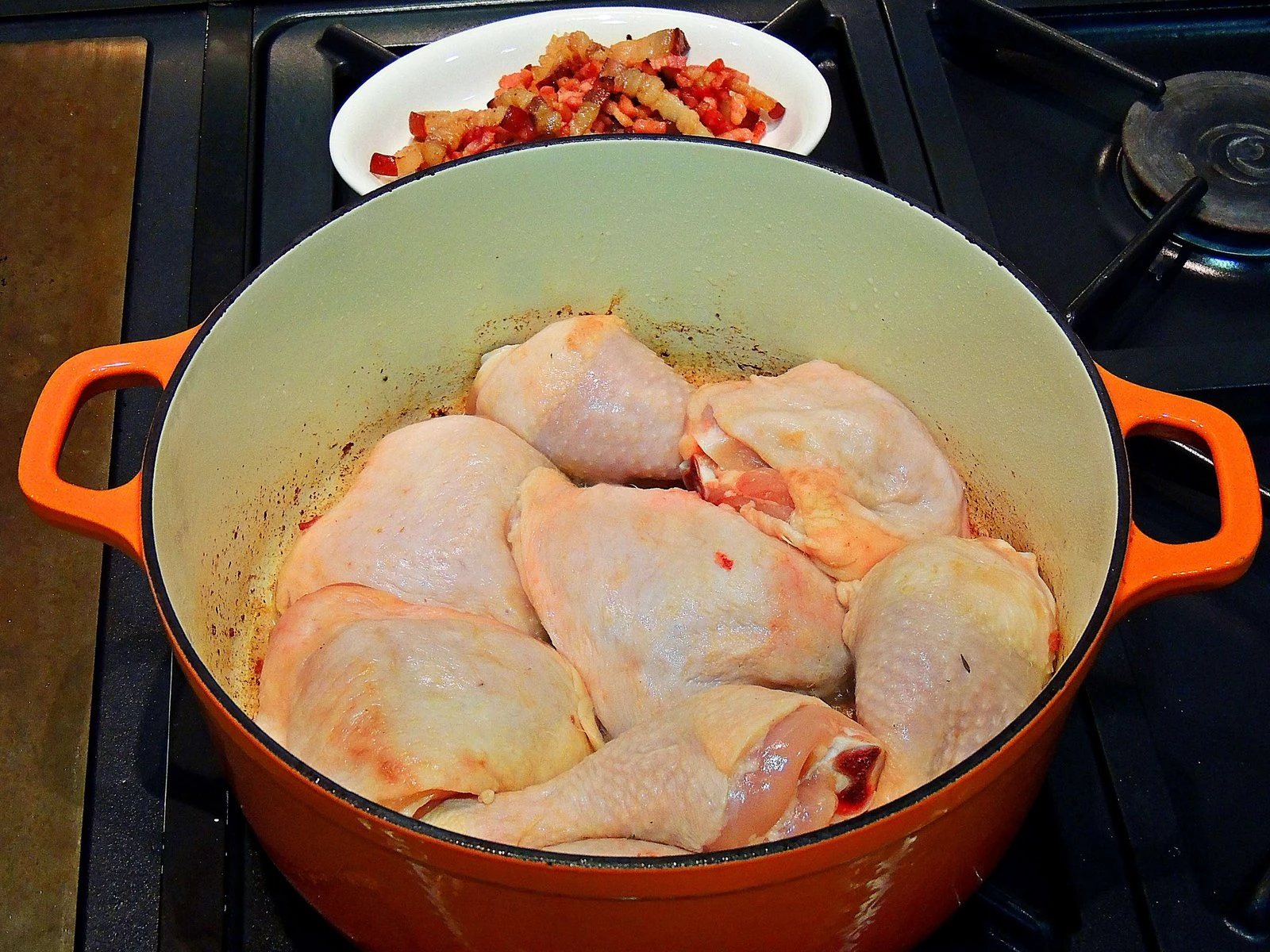 Шматки курки в каструлі