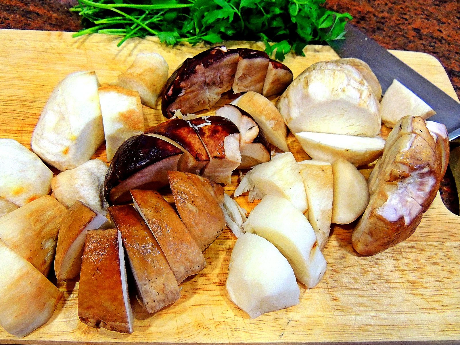 Гриби нарізають великими шматками