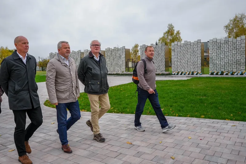 Відкрити фото на весь екран Гості з Данії оглядають знакові місця Бучі