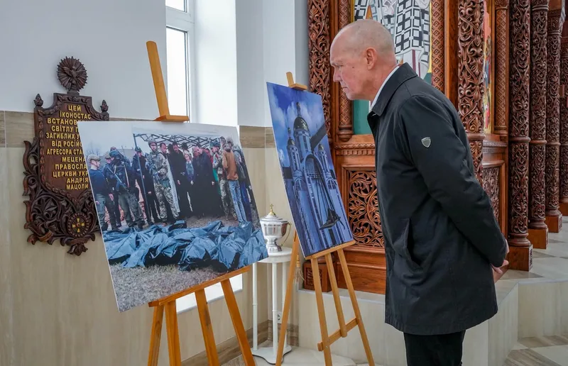 Відкрити фото на весь екран Фотовиставка про жертв російської окупації в бучанському храмі