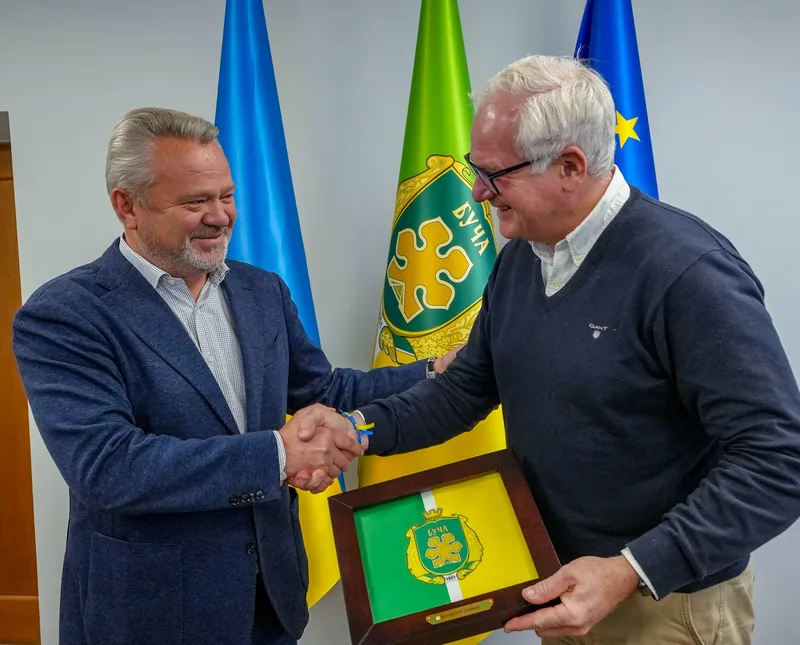 Відкрити фото на весь екран Гостям із Данії вручили прапор Бучі