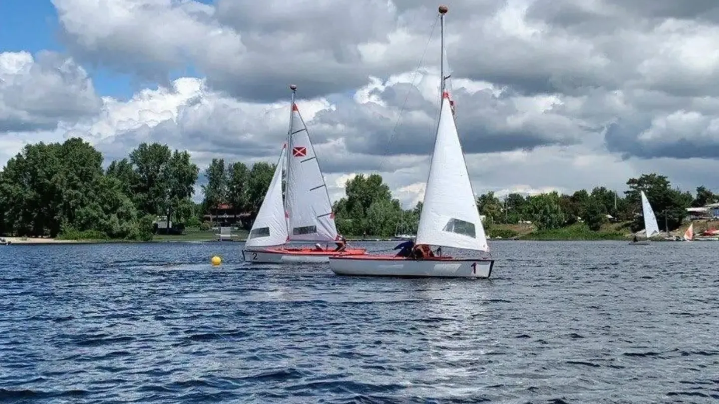 Яхти під час вітрильних перегонів