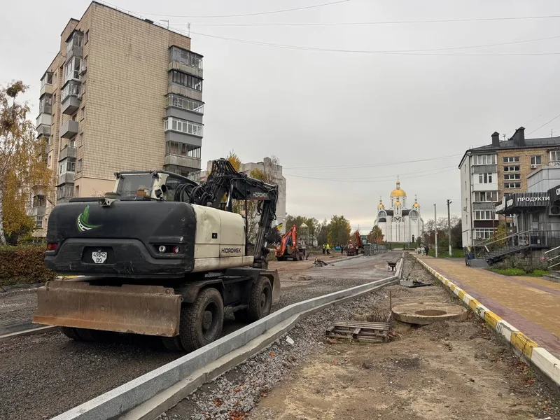 Відкрити фото на весь екран Екскаватор на вулиці Енергетиків