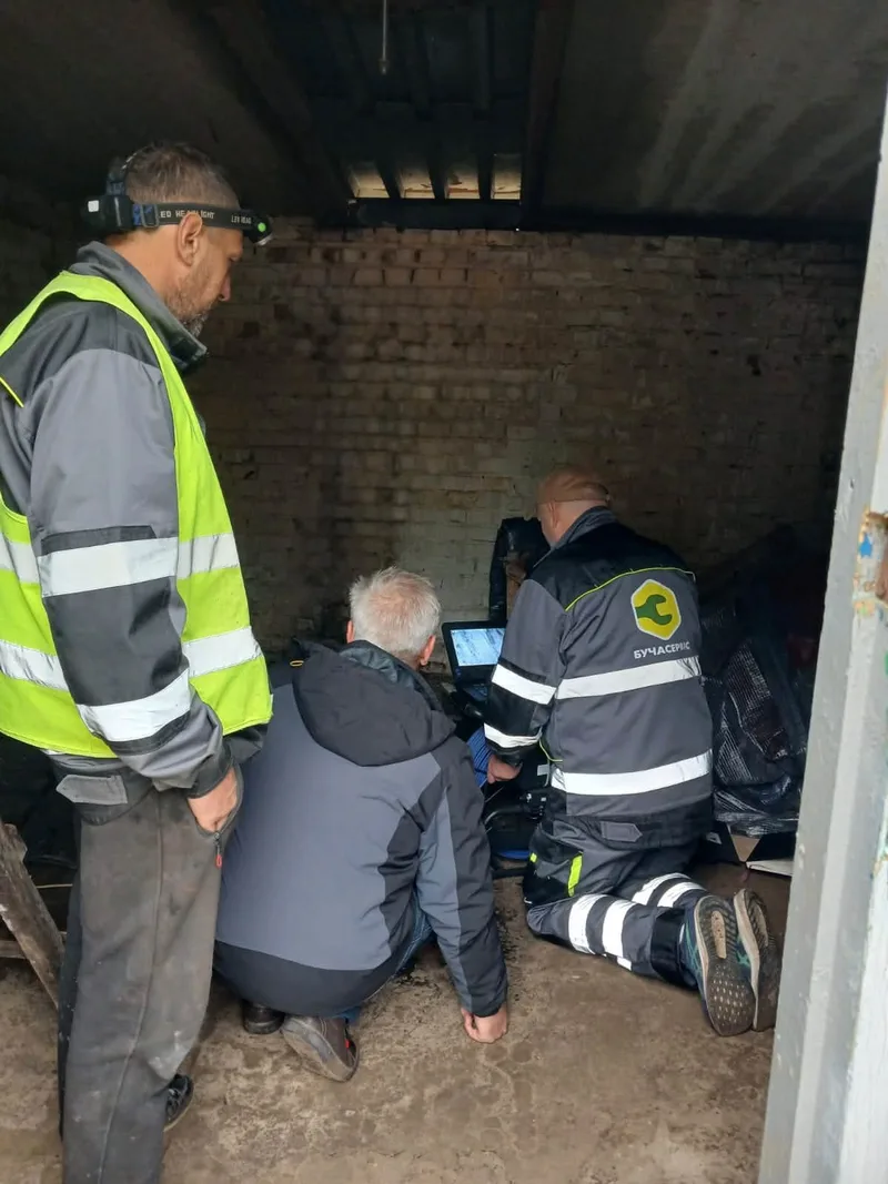 Buchaservis specialists at the borehole