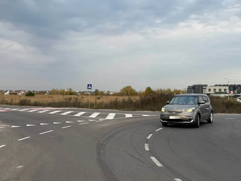 Автомобіль на новій кільцевій розвʼязці