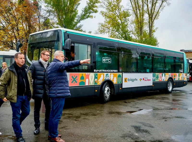 Автобус у лівреї «Бучатранссервісу»