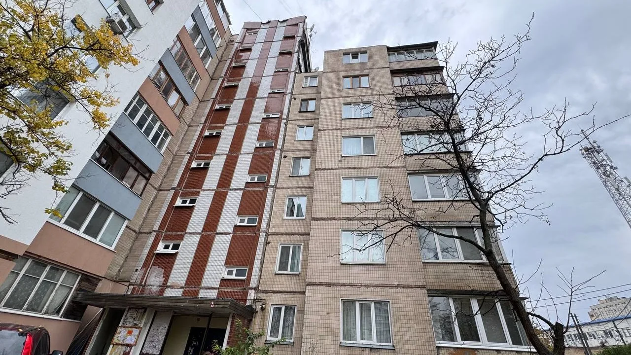 Один із трьох будинків в Ірпені, відбудову яких досі не завершили, 29 жовтня 2026 року
