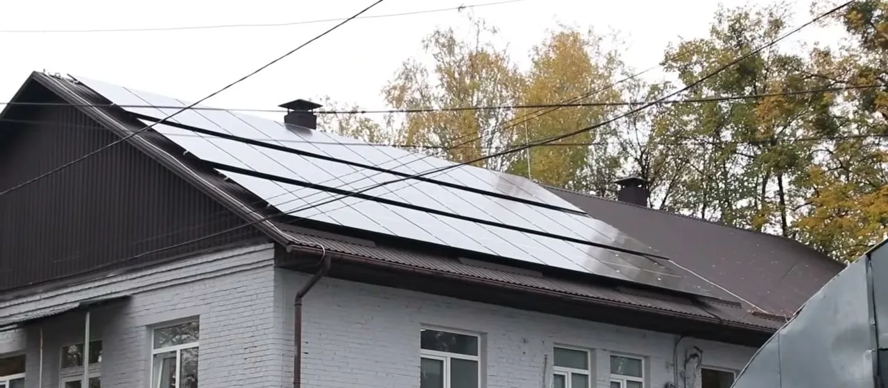 Сонячні панелі на даху одного із закладів Боярської громади. Кадр із відео
