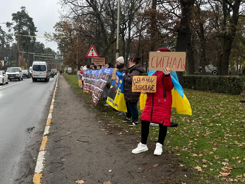 Учасниця акції з плакатом «Полон вбиває»