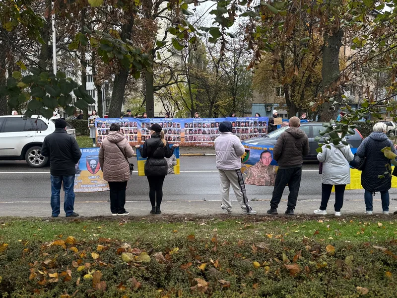Учасники акції стоять уздовж дороги з банерами