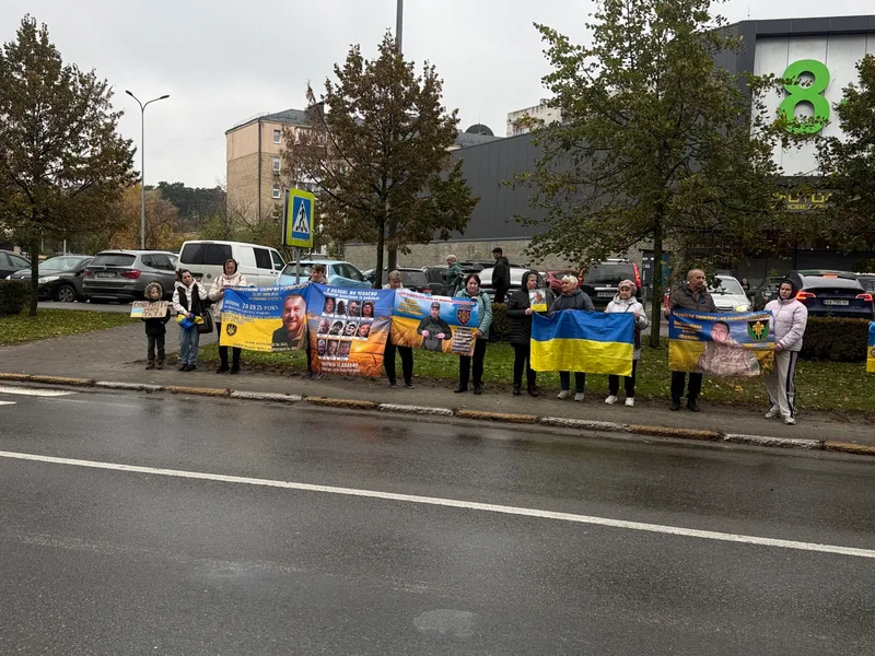 Учасники акції з прапорами й портретами захисників