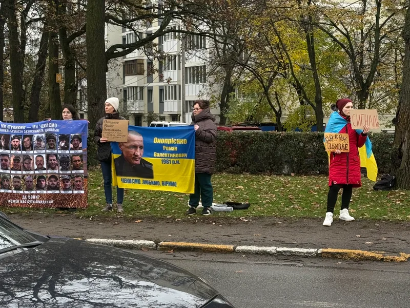 Учасниці акції з банерами й саморобними плакатами
