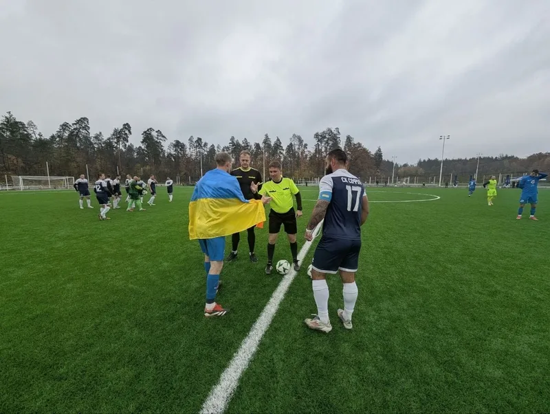 Початок гри: один із футболістів вийшов із прапором України